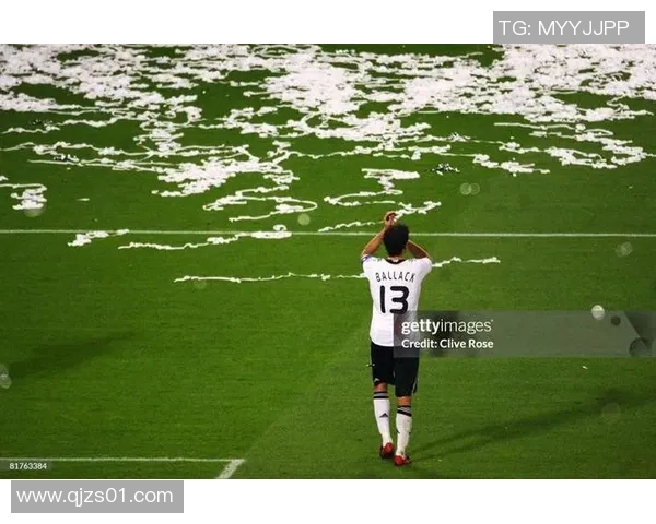 足球明星扔球衣瞬间定格展现激情与荣耀的完美结合 足球明星扔球衣瞬间定格展现激情与荣耀的完美结合