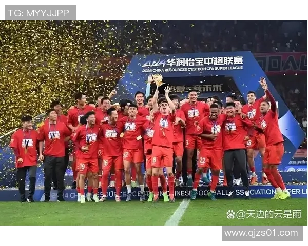 足球明星温情瞬间抱肩膀合影展现友谊与团结的力量 足球明星温情瞬间抱肩膀合影展现友谊与团结的力量